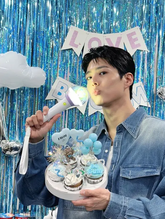 IU melanjutkan, “Mungkin berat bagi seseorang yang bukan penyanyi untuk tampil di panggung, tapi aku bersyukur. Dia adalah teman yang benar-benar aku sukai. Aku tidak ingin pergi tanpa memperkenalkan sahabatku kepada kalian semua." (Foto: Instagram/ bogummy)
