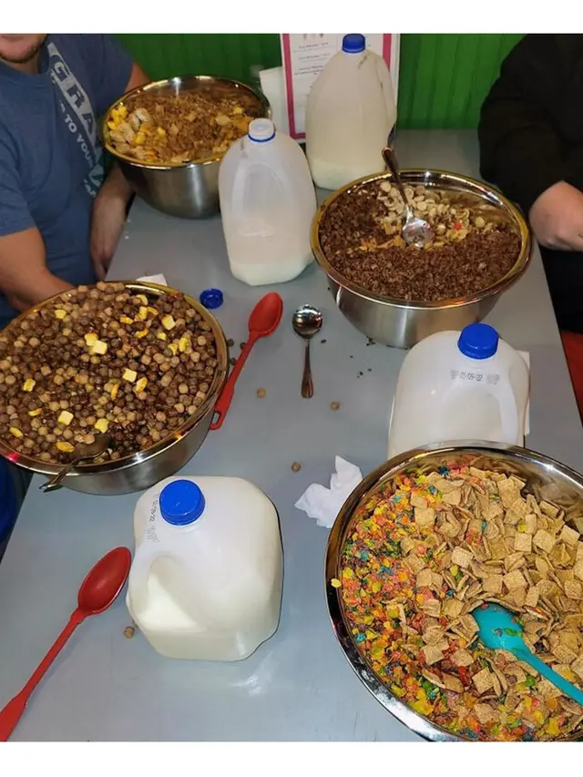 7 Potret Orang Dapat Makanan Porsi Jumbo, Bikin Mikir Cara Menghabiskannya