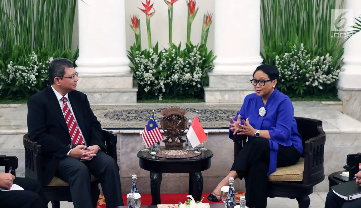 Menteri Luar Negeri RI Retno Marsudi (kanan) saat melakukan perbincangan empat mata dengan Menteri Luar Negeri Malaysia, Dato' Saifuddin Abdullah di Gedung Pancasila, Jakarta, Senin (23/7). (Liputan6.com/Helmi Fithriansyah)