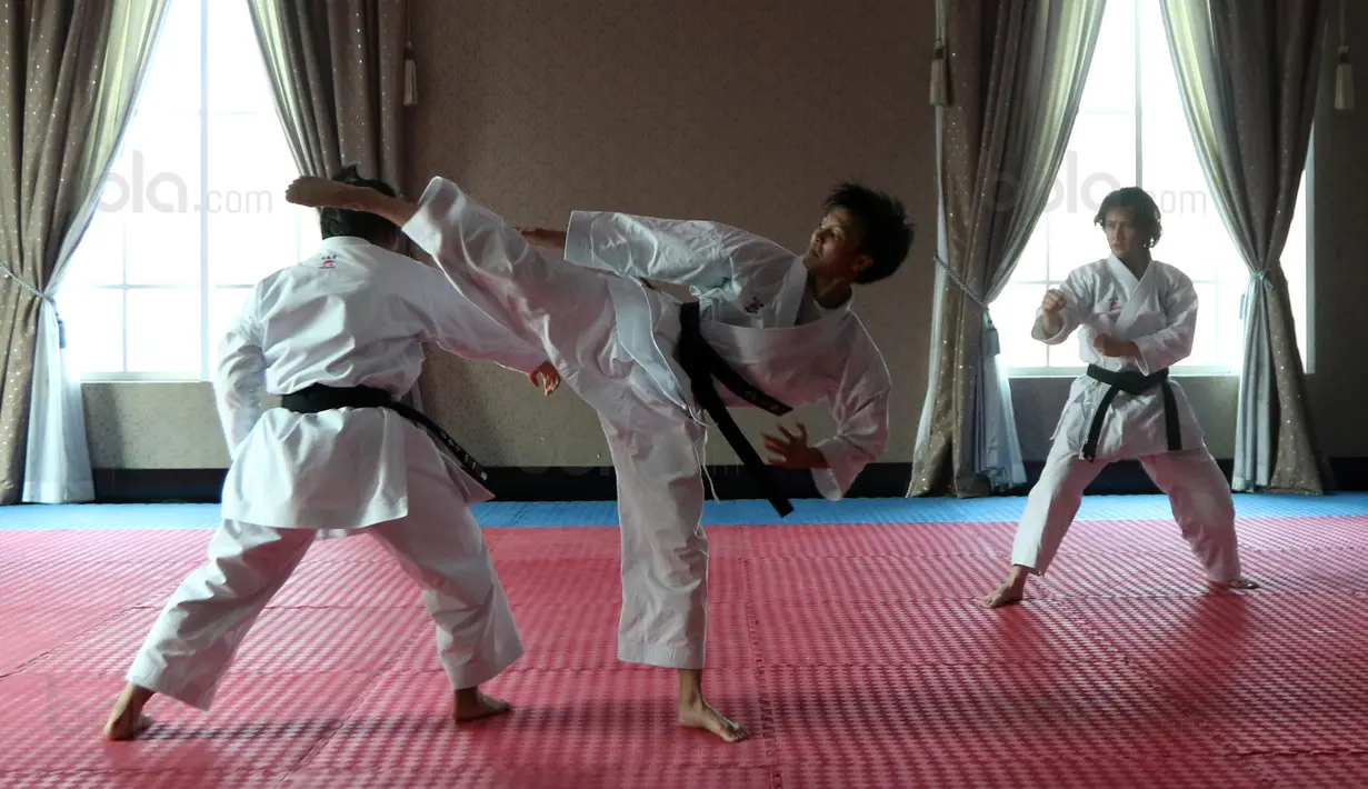 Aksi karateka putri Indonesia memperagakan gerakan Bunkai saat persiapan bertanding pada ajang SEA Games 2017 di The Belezza, Permata Hijau, Jakarta, Senin (10/8/2017). Karate akan bertanding pada 22-24 Agustus 2017. (Bola.com/Nicklas Hanoatubun)