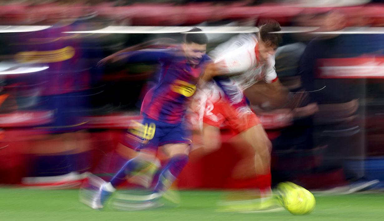 Langkah Blaugrana terjegal tuan rumah melalui kemenangan comeback 2-1 pada pertandingan yang berlangsung di Montilivi Stadium, Girona, Senin (16/02/2026) waktu setempat. (AFP/Josep Lago)