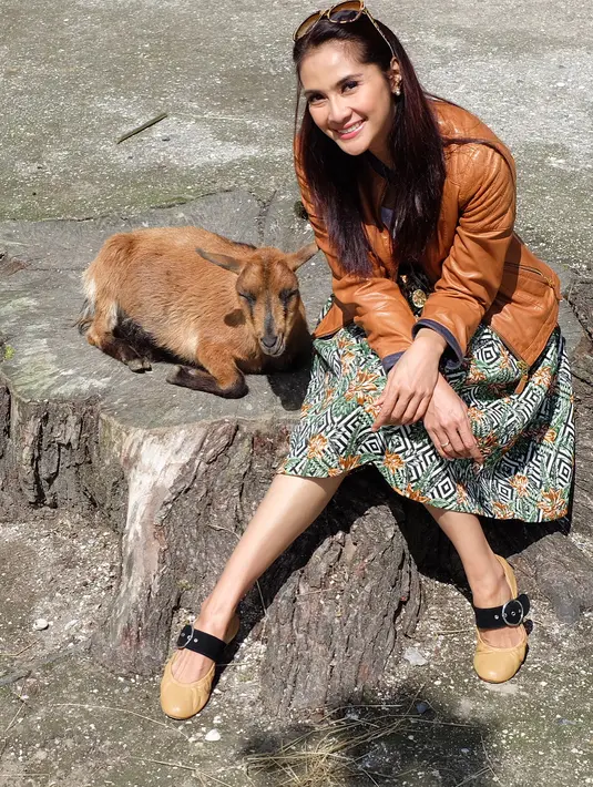 Di zaman yang semakin modern, batik pun juga semakin beragam. Dan ternyata memakai batik tak hanya untuk menghadiri acara formal saja. Seperti halnya dengan Maudy Koesnaedi  yang memadukan dengan jaket kulitnya. (Foto: Instagram)