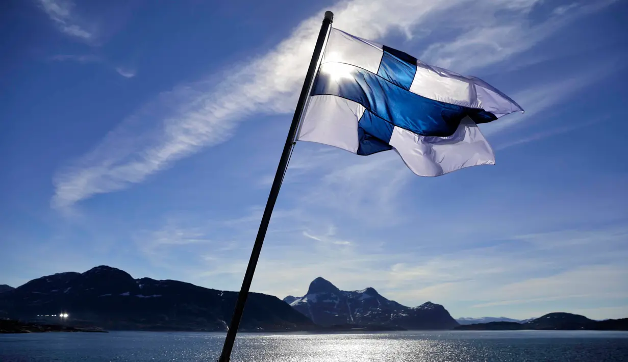 Bendera Finlandia yang berada di kapal pemecah es Finlandia MSV Nordica saat tiba di Nuuk, Greenland (29/7). Bersama kapal pemecah es MSV Nordica mereka mengarungi laut sejauh lebih 10.000 kilometer selama 24 hari. (AP Photo/David Goldman)