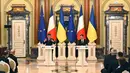 Presiden Ukraina Volodymyr Zelensky (kanan) dan Presiden Prancis Emmanuel Macron menghadiri konferensi pers setelah pertemuan di Kyiv, Ukraina, 8 Februari 2022. Volodymyr Zelensky berharap segera mengadakan pertemuan puncak dengan pemimpin Rusia, Prancis, dan Jerman. (Sergei SUPINSKY/AFP)