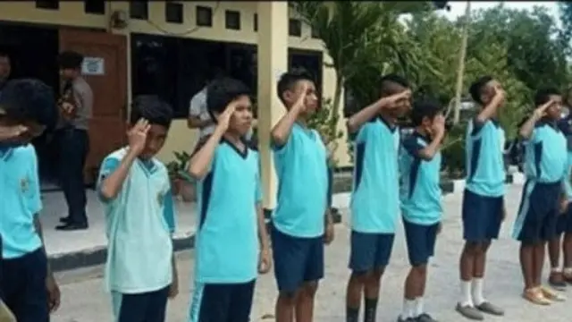 Momen dihukum guru (foto: instagram/@drama.sekolah)