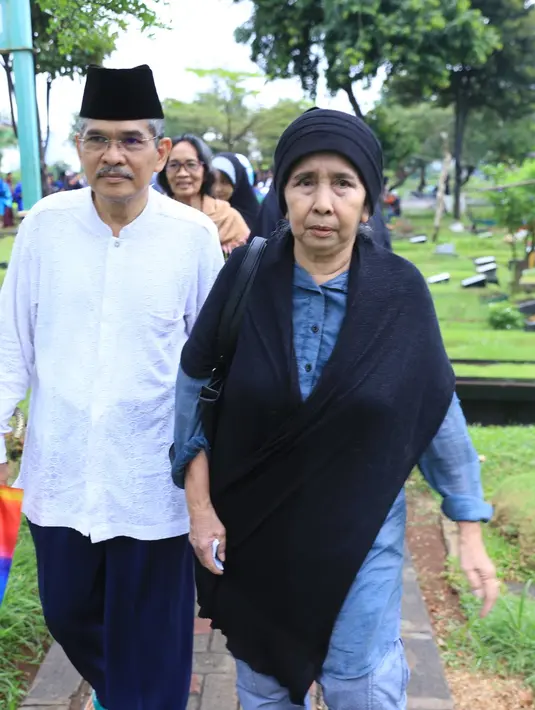 "Ada SMS dari dia beberapa bulan lalu. Dia bilang 'Kalau saya meninggal jangan lupa datang ya', sebelum ulang tahun dia bilang gitu. Berapa bulan lalu, bercanda siapa yang duluan (meninggal)," ungkap Aty Cancer, Selasa (20/9). (Adrian Putra/Bintang.com)
