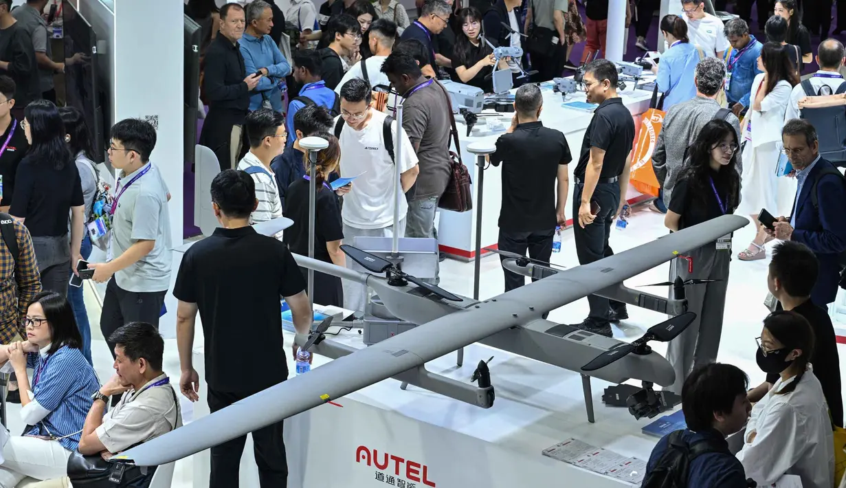 Orang-orang mengunjungi stan Autel selama Drone World Congress (DWC) di Shenzhen pada 21 Mei 2026. (HECTOR RETAMAL/AFP)