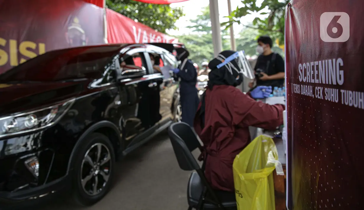Pelaksanaan vaksinasi COVID-19 secara drive-thru kepada warga di Mapolres Jakarta Selatan, Selasa (29/6/2021). Layanan ini dilakukan untuk mempercepat vaksinasi COVID-19 kepada warga. (Liputan6.com/Faizal Fanani)