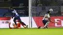 Pemain Wycombe Wanderers Fred Onyedinma (kiri) melakukan selebrasi usai mencetak gol ke gawang Tottenham Hotspur pada pertandingan putaran keempat Piala FA di Stadion Adams Park, High Wycombe, Inggris, Senin (25/1/2021). Tottenham Hotspur menang 4-1. (AP Photo/Frank Augstein)