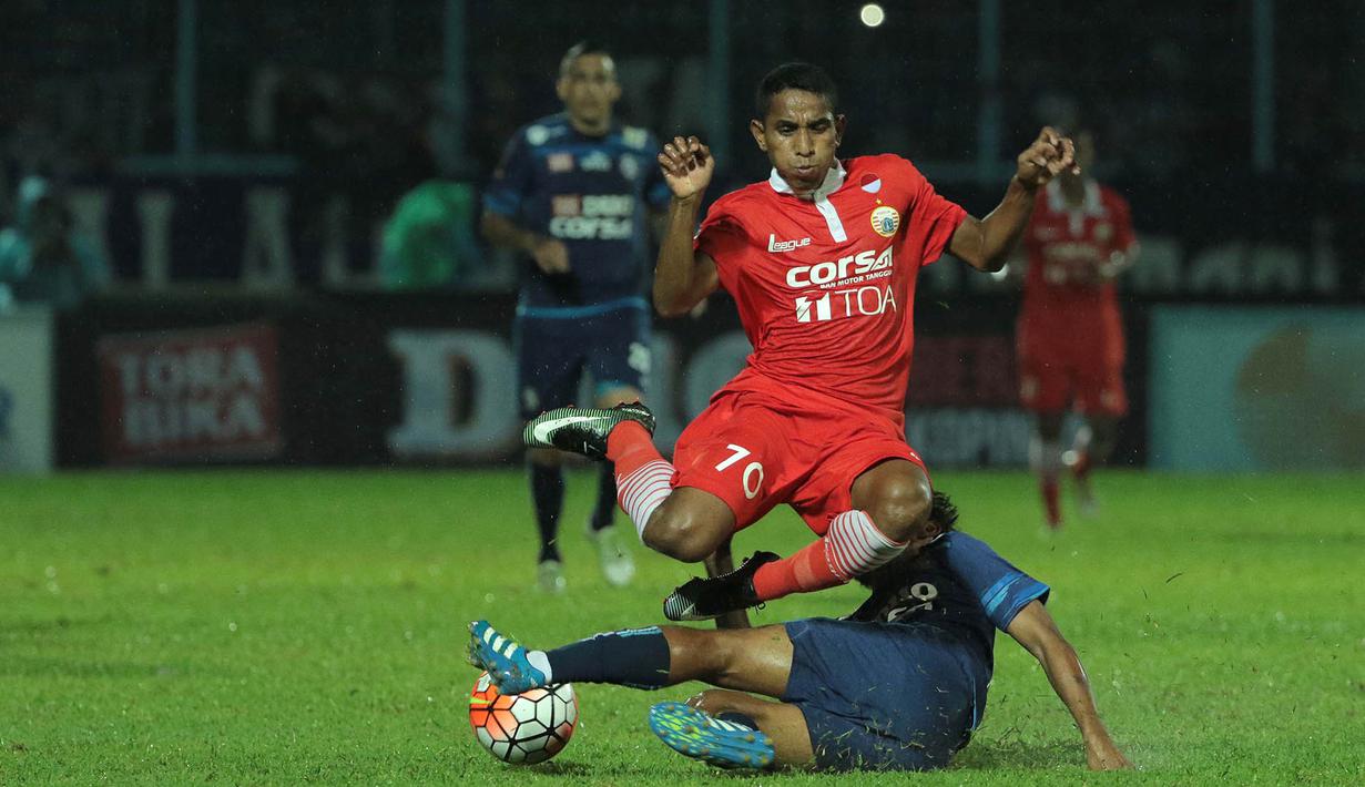 Gelandang Persija, Pandi Lestaluhu, berusaha melewati hadangan pemain Arema pada laga Piala Presiden 2017 di Stadion Kanjuruhan, Malang, Sabtu (11/2/2017). Arema bermain imbang 1-1 melawan Persija. (Bola.com/Reza Bachtiar)