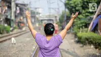 Potret Warga Pejompongan Berjemur di Rel Kereta Api Demi Tangkal Covid-19