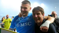 Pelatih Napoli asal Italia, Antonio Conte, merayakan kemenangan bersama bek Napoli asal Italia #04, Alessandro Buongiorno, setelah memenangkan pertandingan sepak bola Serie A Italia antara Napoli dan Cagliari di stadion Diego Armando Maradona di Naples, Sabtu dini hari WIB (24-5-2025). (Carlo Hermann /AFP)