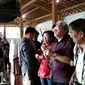 Prosesi ziarah warga Tionghoa Cirebon sebelum menuju Makam Putri Ong Tien di komplek pemakaman Sunan Gunung Jati Cirebon (Liputan6.com / Panji Prayitno)