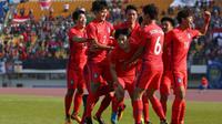Timnas Korsel U-19 saat merayakan gol ke gawang Timnas Indonesia U-19 pada laga di kualifikasi Piala Asia U-19 2018 di Paju Public Stadium, Paju, Sabtu (4/11/2017). Timnas Indonesia U-19 kalah 0-4. (Bola.com/Dok. KFA)