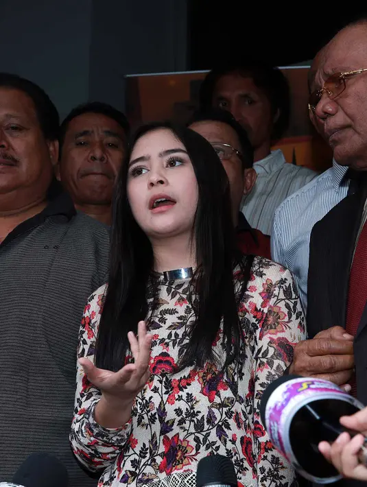 Prilly mengetahui beredarnya foto editan itu dari penggemarnya. Foto wajah Prilly yang sedang senyum direkayasa menggunakan tubuh orang lain dan seolah menunjukkan dirinya sedang tanpa busana. (Deki Prayoga/Bintang.com)