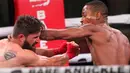Reggie Barnett (kanan) memukul Travis Thompson dalam pertandingan Bare Knuckle Fighting Championship di Cheyenne, 2 Juni 2018. Tinju tanpa sarung tangan sempat dilarang karena dianggap sadis dan barbar. (Jacob Byk/Wyoming Tribune Eagle via AP)