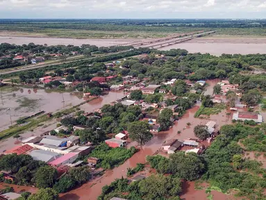 Foto udara Puerto Pailas setelah Sungai Cotoca meluap di wilayah Santa Cruz, Bolivia, pada 26 Maret 2025. (RODRIGO URZAGASTI/AFP)