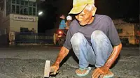Heboh, Bapak Tua Penambal Jalan Berlubang di Surabaya