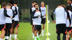 Latihan Liverpool
Striker Liverpool Mohamed Salah (tengah) mengambil bagian dalam sesi latihan menjelang pada laga perdana Liga Champions Grup A di tempat latihan Liverpool di Liverpool, Inggris barat laut, Selasa (6/9/2022). Menantang Napoli, Liverpool tidak ideal dalam kondisi ideal akibat badai cedera. (Photo by Lindsey Parnaby / AFP)