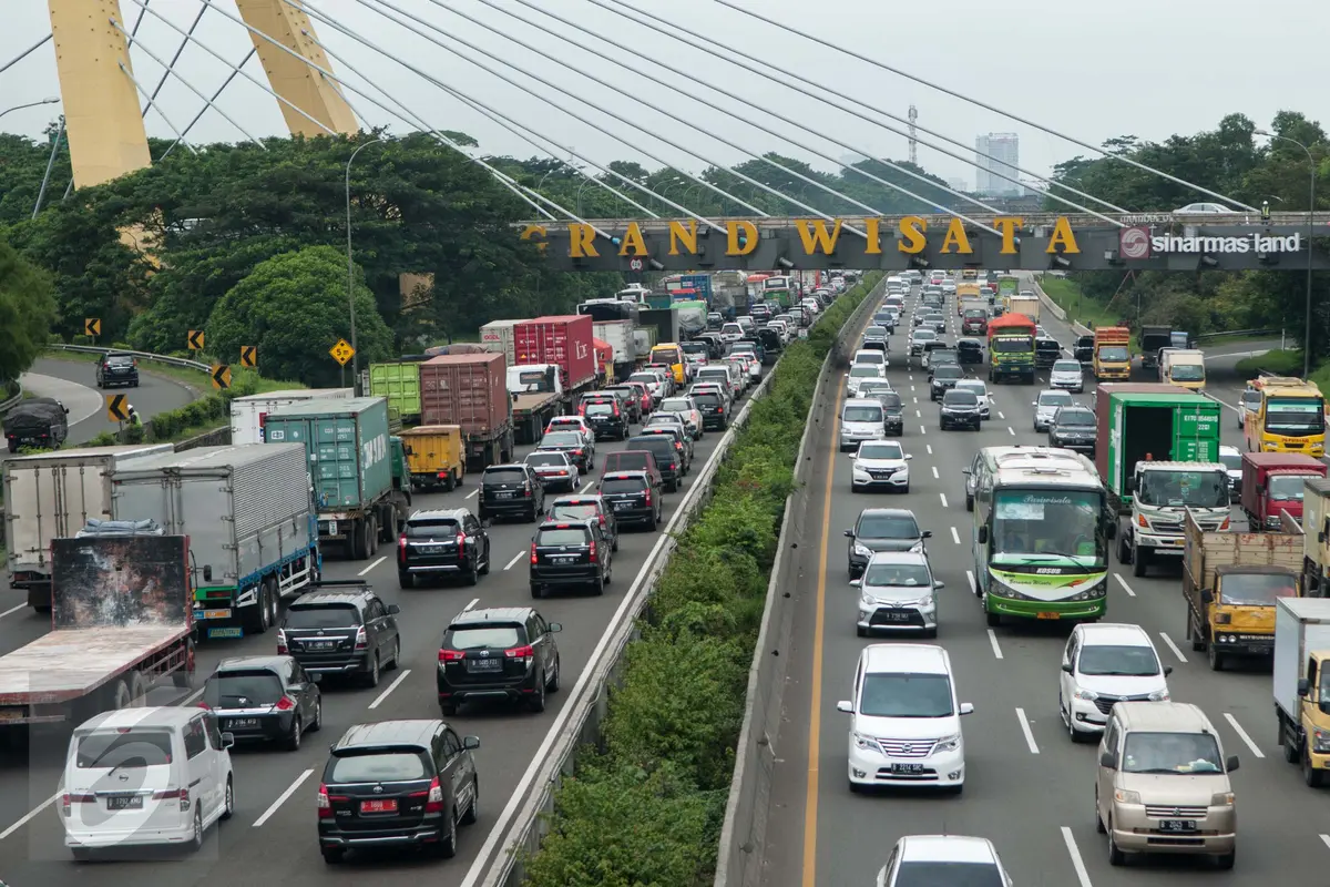 Libur Panjang, Dua Arus Tol Jakarta - Cikampek Macet