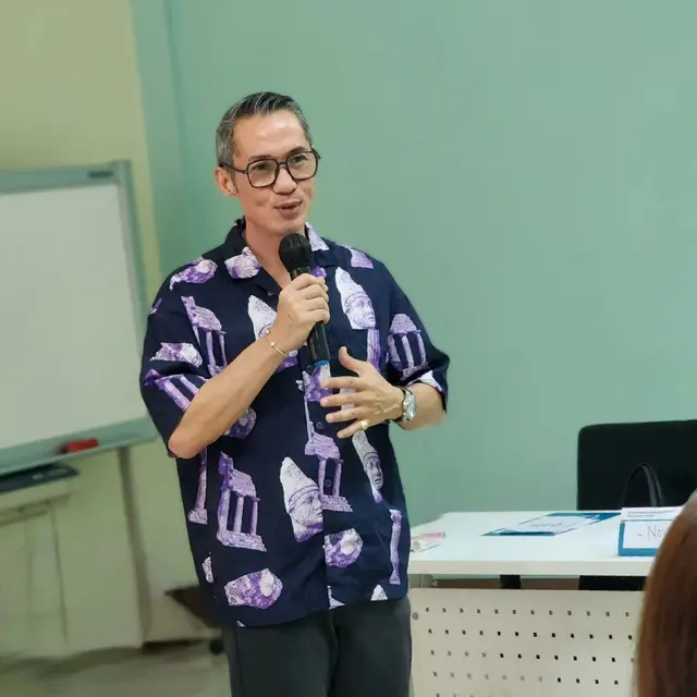 6 Potret Terbaru Presenter Erwin Parengkuan, Awet Muda di Usia 53 Tahun