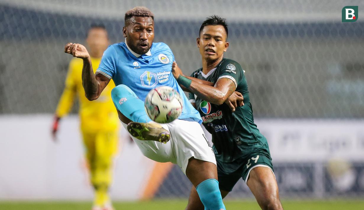 Pemain Sulut United, Patrich Wanggai (kiri) berebut bola dengan pemain PSMS Medan, Joko Susilo dalam matchday pertama Grup Y Babak 8 Besar Liga 2 2021 di Stadion Wibawa Mukti, Cikarang, Kamis (16/12/2021). (Bola.com/Bagaskara Lazuardi)