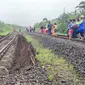 Jalur rel kereta api (KA) Bogor-Sukabumi longsor. Seluruh perjalanan KA Pangrango pun dibatalkan. (Liputan6.com/Achmad Sudarno)