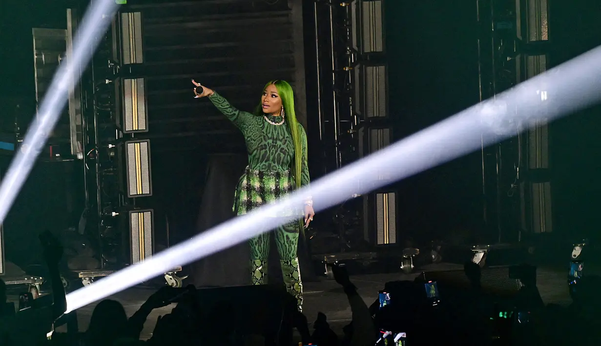 Nicki Minaj saat mengajak penonton bernyanyi di atas panggung Powerhouse NYC di Newark, New Jersey pada 29 Oktober 2022. . Minaj menampilkan banyak hits selama setnya termasuk "Hold Yuh" dan "Moment 4 Life" serta lagu-lagu baru seperti "Do We Have A Problem?". (Roy Rochlin/Getty Images untuk iHeartRadio/AFP)