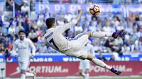 Aksi bintang Real Madrid, Cristiano Ronaldo melakukan tendangan salto saat melawan Deportivo Alaves pada lanjutan La Liga Spanyol di Mendizorroza stadium, Vitoria, (29/10/2016). (AP/Alvaro Barrie)