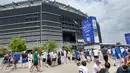 Suporter mulai memadati area luar MetLife Stadium jelang laga Prancis melawan Swedia pada babak 32 besar Piala Dunia 2026 di New York, New Jersey, Amerika Serikat, Selasa (30/6/2026) waktu setempat atau Rabu (1/7/2026) dini hari WIB. Antusiasme terlihat sejak beberapa jam sebelum kick-off. (KLY Sports/Hery Kurniawan)