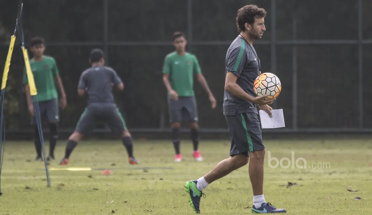 Pelatih Timnas Indonesia, Luis Milla, memimpin latihan Timnas U-22 di Lapangan SPH Karawaci, Tangerang, Minggu (7/5/2017). (Bola.com/Vitalis Yogi Trisna)