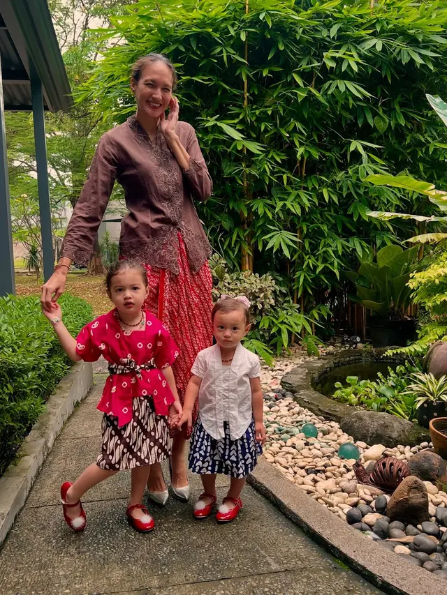 Kebaya Nadine Chandrawinata (Foto: Instagram @nadinelist)