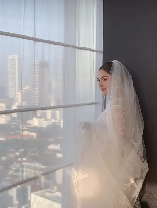Pada bagian tangan, memiliki lengan lebar yang menjadi pernyataan fashion dari bridal robe-nya. [Foto: Instagram @cherryjks]