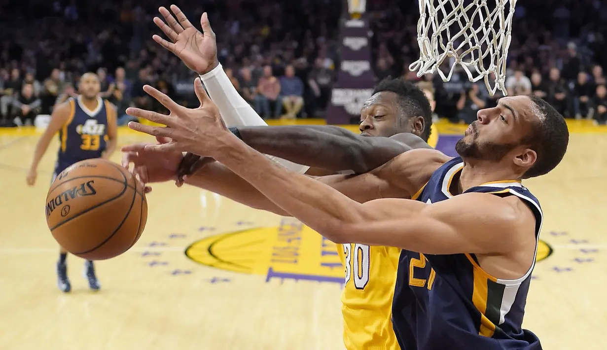 Pemain Utah Jazz, Rudy Gobert (kanan) berebut bola dengan pemain Los Angeles Lakers, Julius Randlepada laga NBA basketball game di Los Angeles, (27/12/2016).  (AP/Mark J. Terrill)
