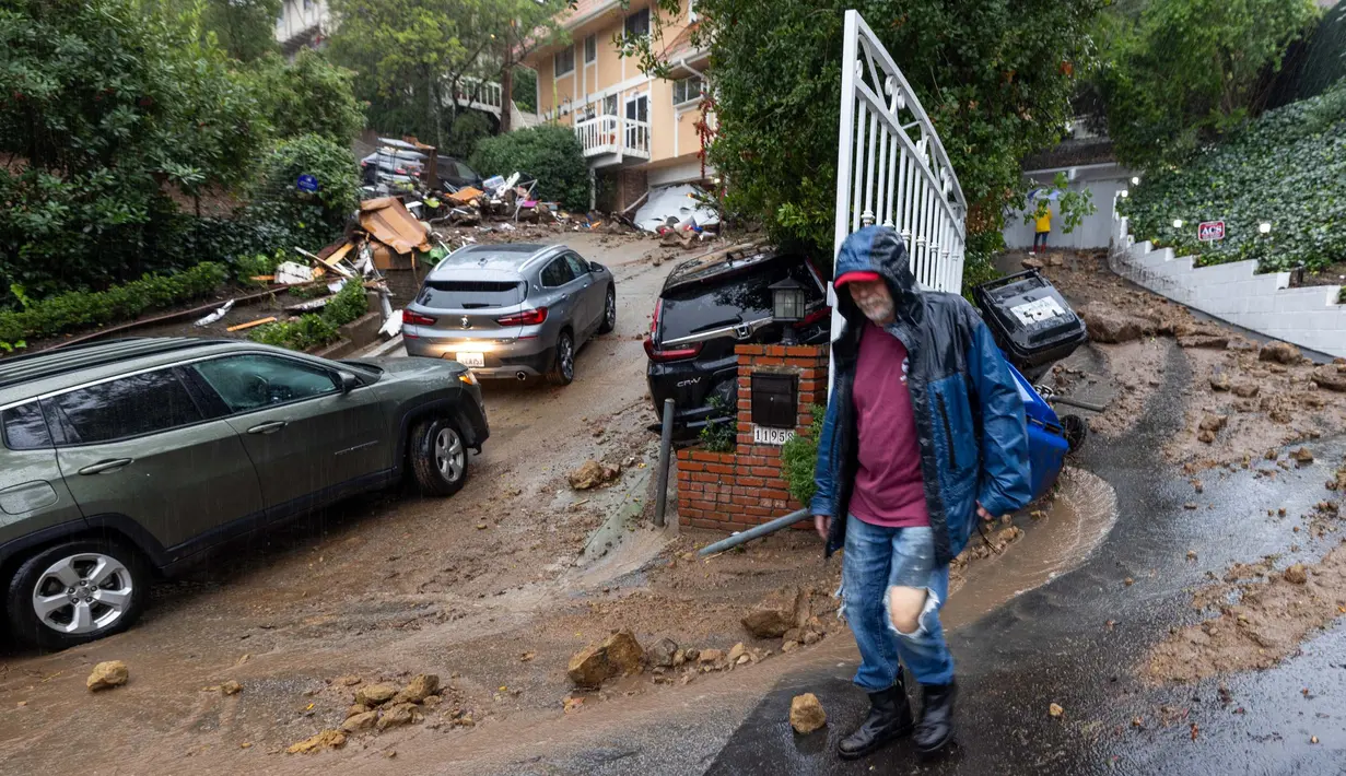 Badai sungai atmosfer (atmospheric river storm) kedua yang lebih kuat dilaporkan tengah menuju California Selatan akhir pekan ini. (DAVID MCNEW/AFP)
