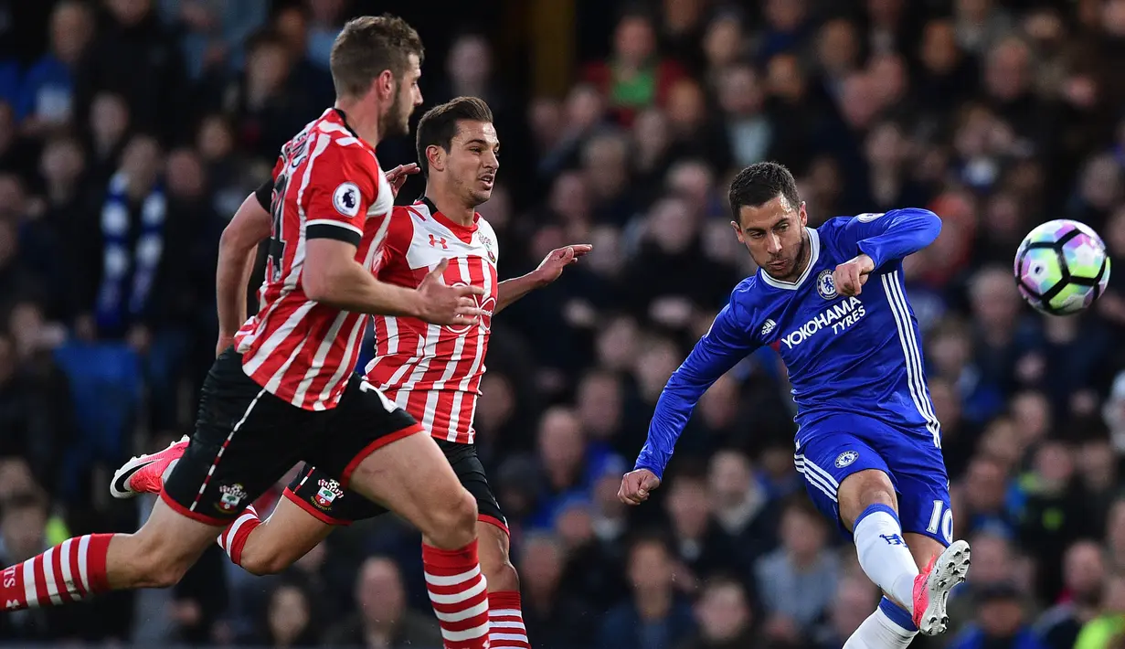Gelandang Chelsea, Eden Hazard, berusaha membobol gawang Southampton pada laga Premier League di Stadion Stamford Bridge, London, Selasa (25/4/2017). Chelsea menang 4-2 atas Southampton. (AFP/Glyn Kirk)