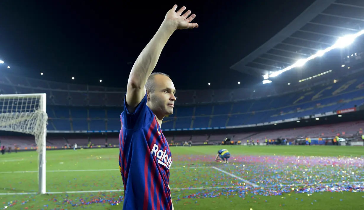 Gelandang Barcelona, Andres Iniesta, menyapa suporter saat momen perpisahan pada laga La Liga Spanyol di Stadion Camp Nou, Barcelona, Minggu (20/5/2018). Dirinya berpisah dengan klub yang 22 tahun telah dibela. (AFP/Lluis Gene)