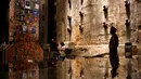 Pengunjung melihat "The Last Column" di depan dinding asli World Trade Center di National September 11 Memorial and Museum, Manhattan, AS (1/9). Pameran ini  diberi nama 'Rendering the Unthinkable: Artists Respond to 9/11'. (REUTERS/Andrew Kelly)