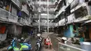 Seorang ibu menyaksikan pembongkaran bangunan liar di sekitar rusunami Bidaracina, Jakarta Timur, Kamis (14/9). Pembongkaran tersebut bagian dari penertiban bertahap bangunan liar yang tersebar di beberapa Rusunami. (Liputan6.com/Immanuel Antonius)