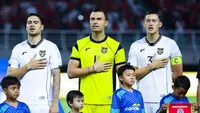 Pemain Timnas Indonesia,&nbsp;Emil Audero, Kevin Diks, dan Jay Idzes menyanyikan lagu kebangsaan Indonesia Raya saat melawan Timnas Lebanon dalam laga FIFA Matchday 2025 di Stadion Gelora Bung Tomo, Surabaya, Senin (8/9/2025). (Bola.com/Abdul Aziz)