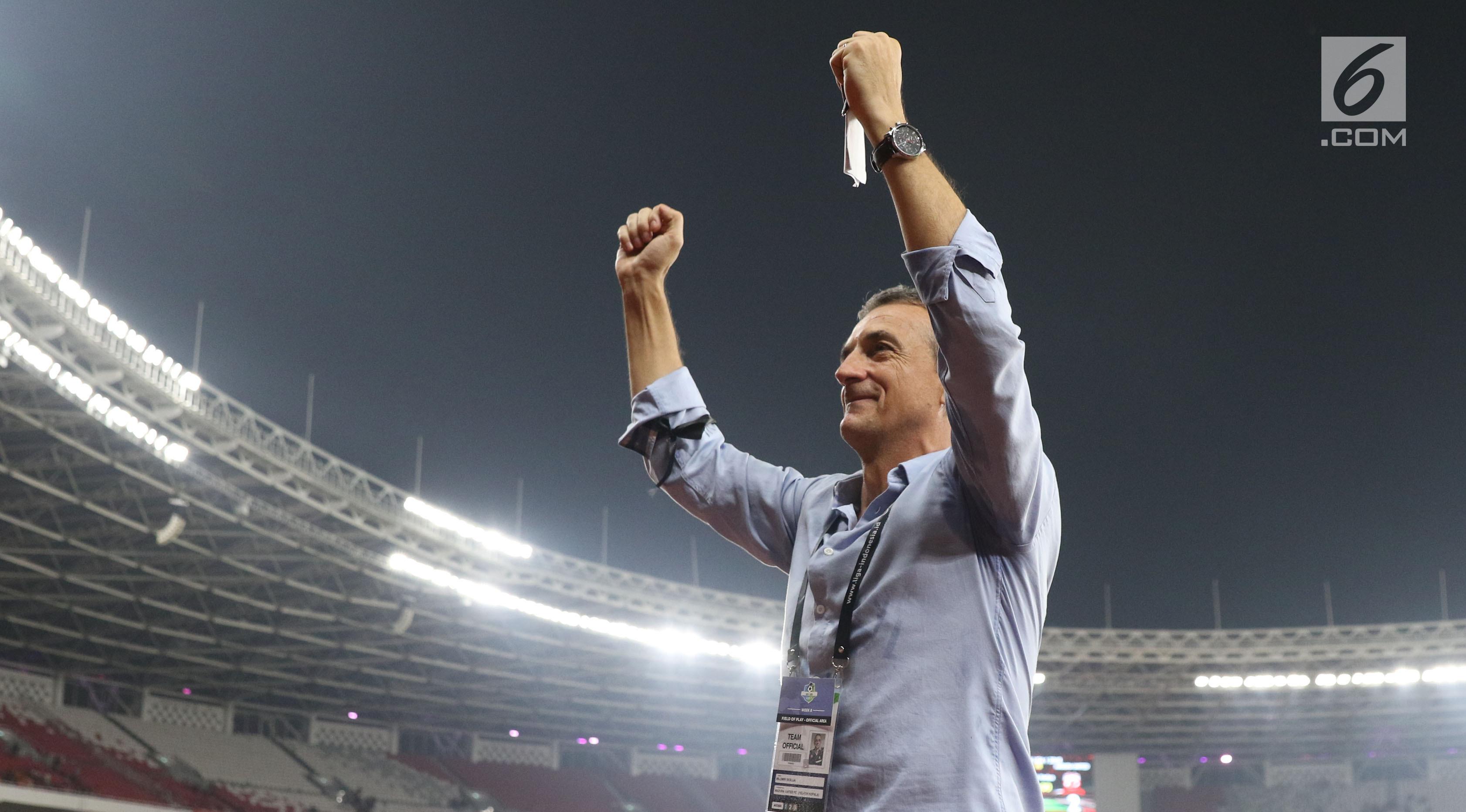 Pelatih Madura United, Milomir Seslija mengangkat tangan usai mengalahkan Persija pada lanjutan Go-Jek Liga 1 Indonesia 2018 bersama Bukalapak di Stadion GBK Jakarta, Sabtu (12/5). Madura United unggul 2-0. (Liputan6.com/Helmi Fithriansyah)
