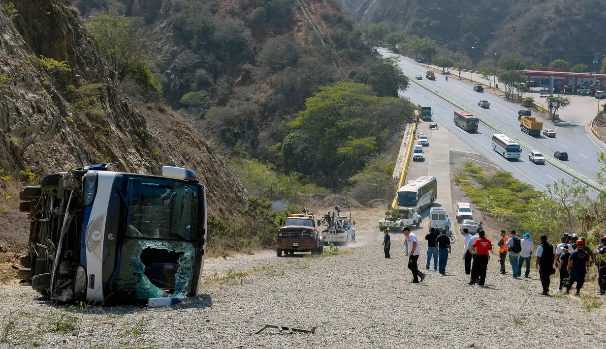 Kondisi bus yang mengangkut pemain tim sepak bola Argentina Huracan usai mengalami kecelakaan di jalan raya Caracas-La Guaira, Venezuela, Rabu (10/2). Diduga rem bus mengalami kerusakan dan sopir tak bisa mengendalikan laju kendaraan. (AFP/FEDERICO PARRA)