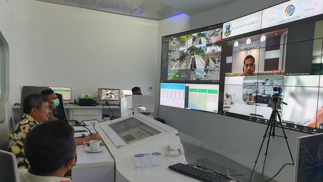 Bupati Garut Rudy Gunawan, melakukan tele conference dalam penanganan ancaman penyebaran Covid-19 saat ini.