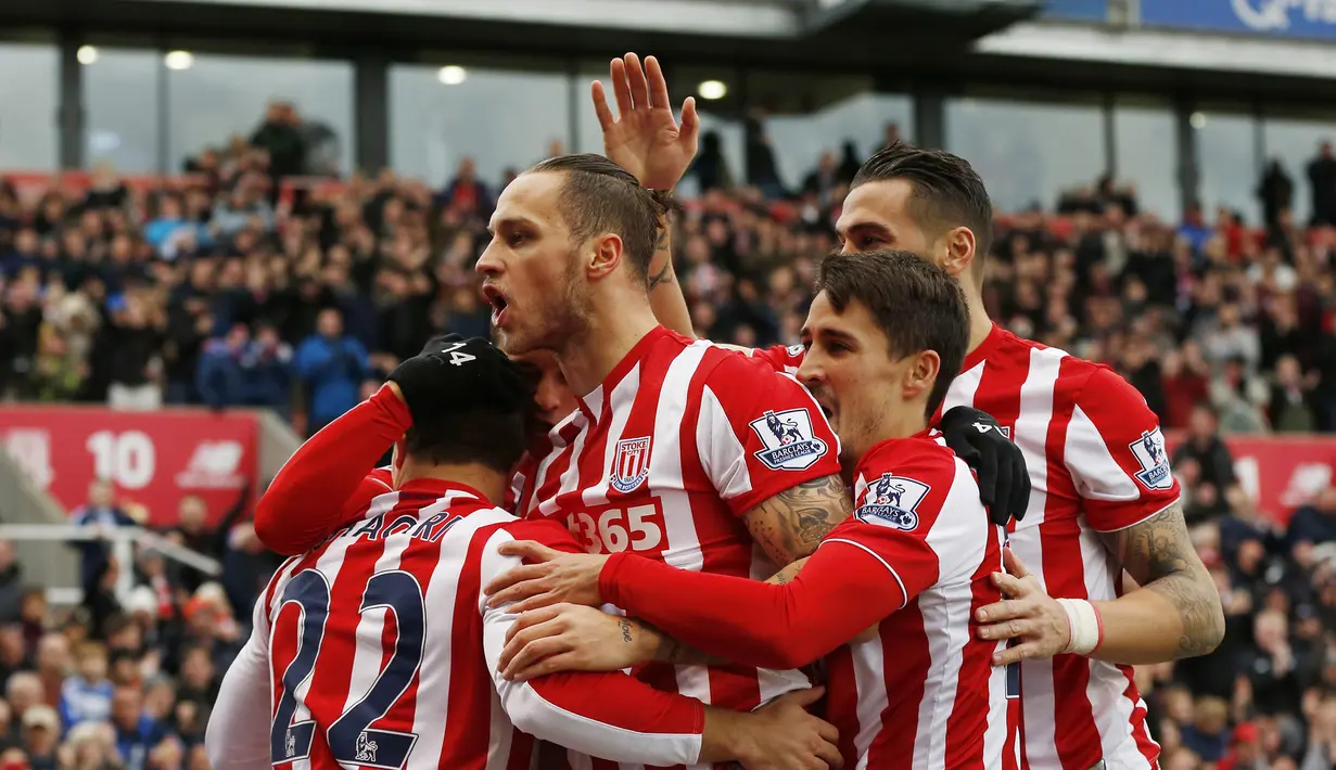 Pemain Stoke City, Marko Arnautovic merayakan gol bersama  rekannya saat menjamu Manchester City di Stadion Britania, Sabtu (5/12/2015).  (Reuters/Phil Noble)