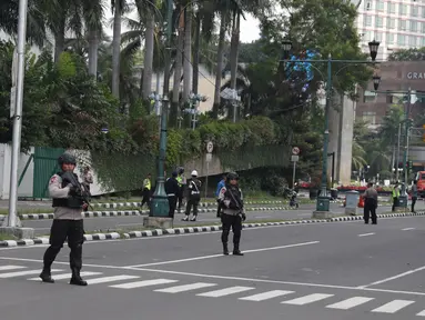 Personel Brimob melakukan pengamanan di sekitar Hotel Mandarin Oriental, Jakarta, Minggu (2/7). Seusai berlibur selama sepekan terakhir di Indonesia, rombongan Barack Obama akan menuju Seoul melalui Bandara Halim Perdanakusuma. (Liputan6.com/Angga Yuniar)