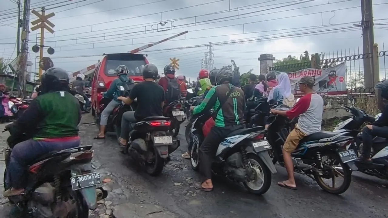 Sejumlah pengendara saat melintasi perlintasan KRL di Stasiun Citayam, Depok.