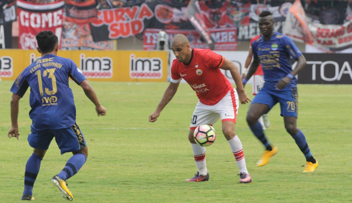 Striker Persija Jakarta, Bruno Lopes, berusaha mengontrol bola saat melawan Persib Bandung pada laga Liga 1 Indonesia di Stadion Manahan, Solo, Jumat (3/11/2017). Persija menang 1-0 atas Persib. (Bola.com/Ronald Seger)