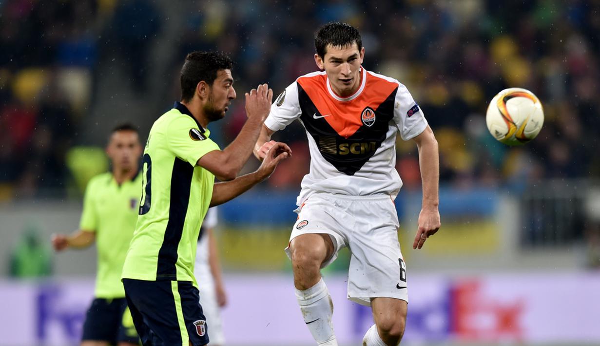 Pemain Shakhtar Donetsk, Taras Stepanenko, berebut bola dengan pemain Braga, Ahmed Hassan, pada laga leg kedua perempat final Liga Europa, di Stadion Arena Lviv, Lviv, Ukraina, Jumat (15/4/2016) dini hari WIB. (AFP/Sergei Supinsky)