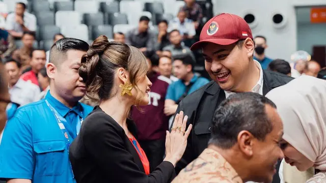 Cinta Laura dan Gading Marten bertemu Presiden Jokowi di peresmian Indonesian Arena (Foto: Instagram claurakiehl)
