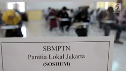 Sejumlah peserta mengikuti SBMPTN 2018 di Kampus Universitas Islam Negeri (UIN) Syarif Hidayatullah, Tangerang Selatan, Selasa (8/5). Sebanyak 74 ribu peserta calon mahasiswa ikut ujian SBMPTN di UIN. (Merdeka.com/Arie Basuki)